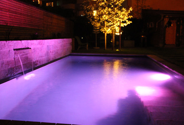 Wasserbau von Garten Zwölfer – Schwimmteich bei Nacht