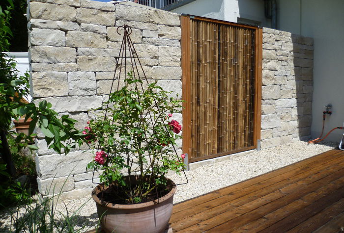 Naturstein und Holzbau: Wand mit Bambuselement, gebaut von Garten Zwölfer