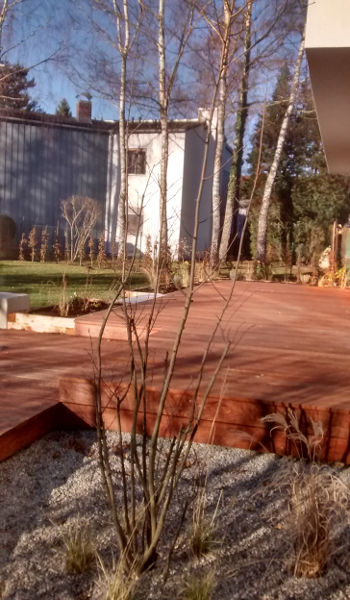 Gartenbau – Bau einer Holzterrasse aus Thermoesche durch Garten Zwölfer westlich von München