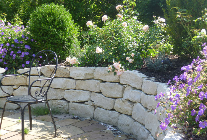 Jurasteinmauer mit Sitzplatz – ein Projektbeispiel von Garten Zwölfer  