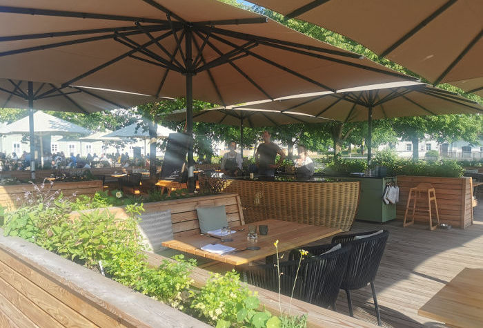 Gartengestaltung mit Holzbau im Außenbereich eines Restaurants in Fürstenfeldbruck