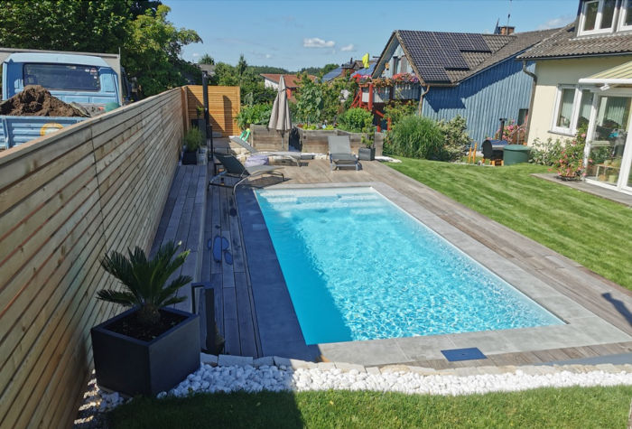 Pool mit Thermoescheneinfassung – gebaut von Garten Zwölfer